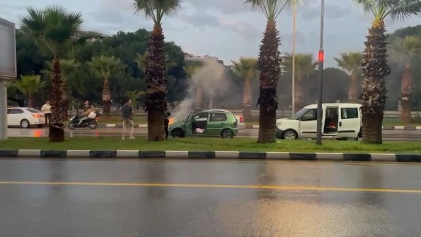 Seyir halindeki otomobil alev aldı! Alevlerin arasından son anda kurtuldular