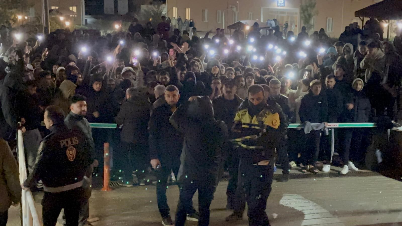 KYK yurdunda kalan öğrenciler ayaklandı! Bornoz giyip demediklerini bırakmadılar