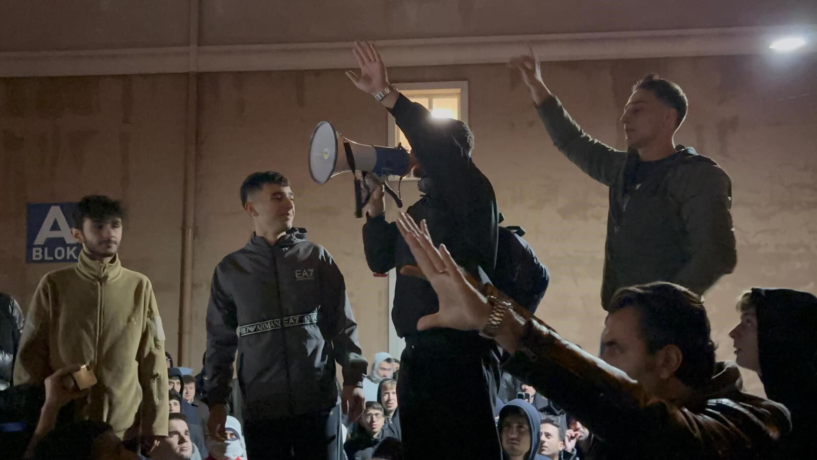 KYK yurdunda kalan öğrenciler ayaklandı! Bornoz giyip demediklerini bırakmadılar