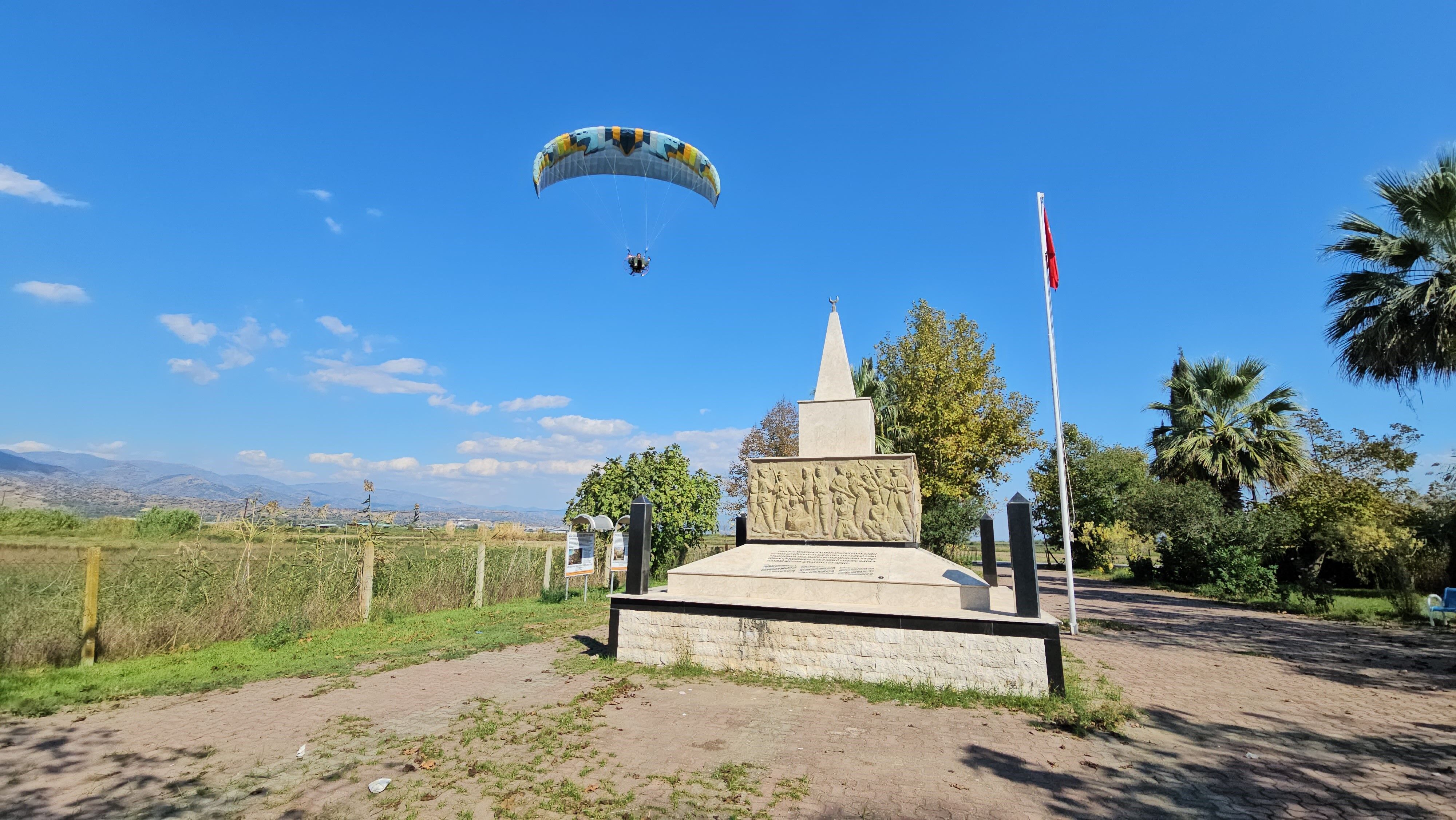 Atça'da anlamlı etkinlik: Türk bayrağı gökyüzünde dalgalandı