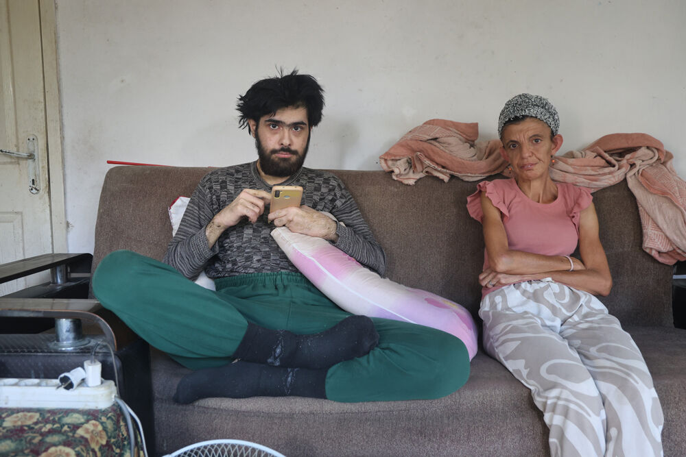 Üç yıldır ne yıkanıyor ne tırnaklarını kesiyor! Telefon bağımlısı genç ailesini kahrediyor