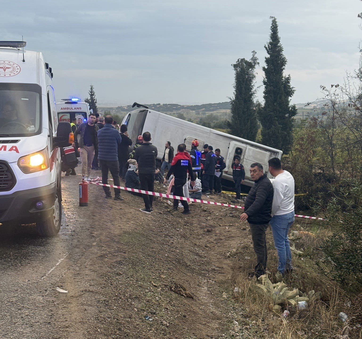 Tur otobüsü şarampole yuvarlandı! 2 ölü, 5 yaralı