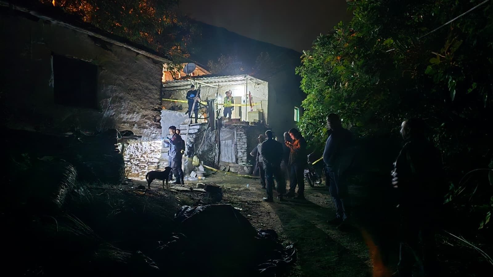 Öfkelenen baba evi kan gölüne çevirdi! Oğlu öldü eşi yaşam mücadelesi veriyor