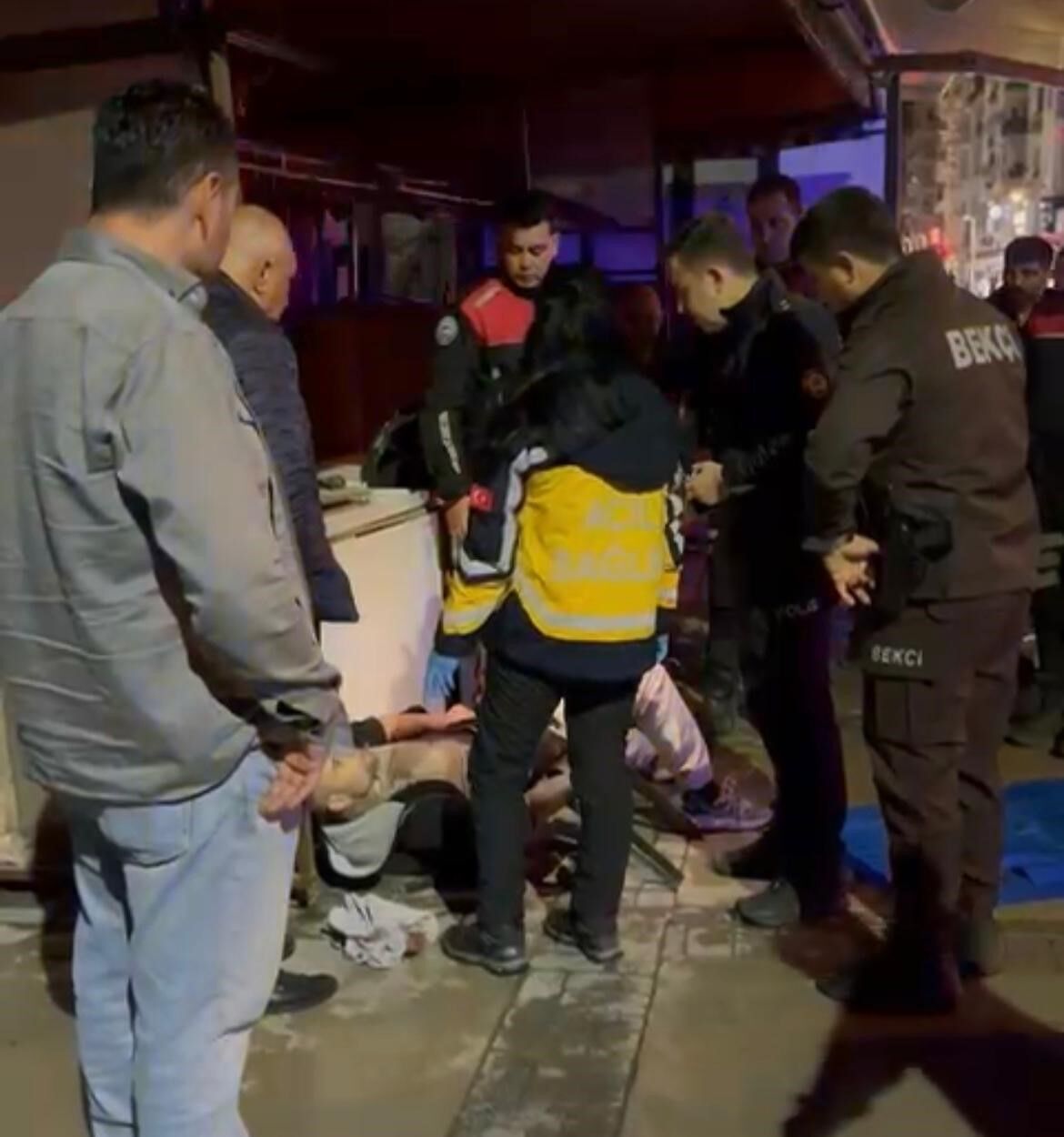 Park ortasında kanlı hesaplaşma: 5 yerinden bıçaklandı