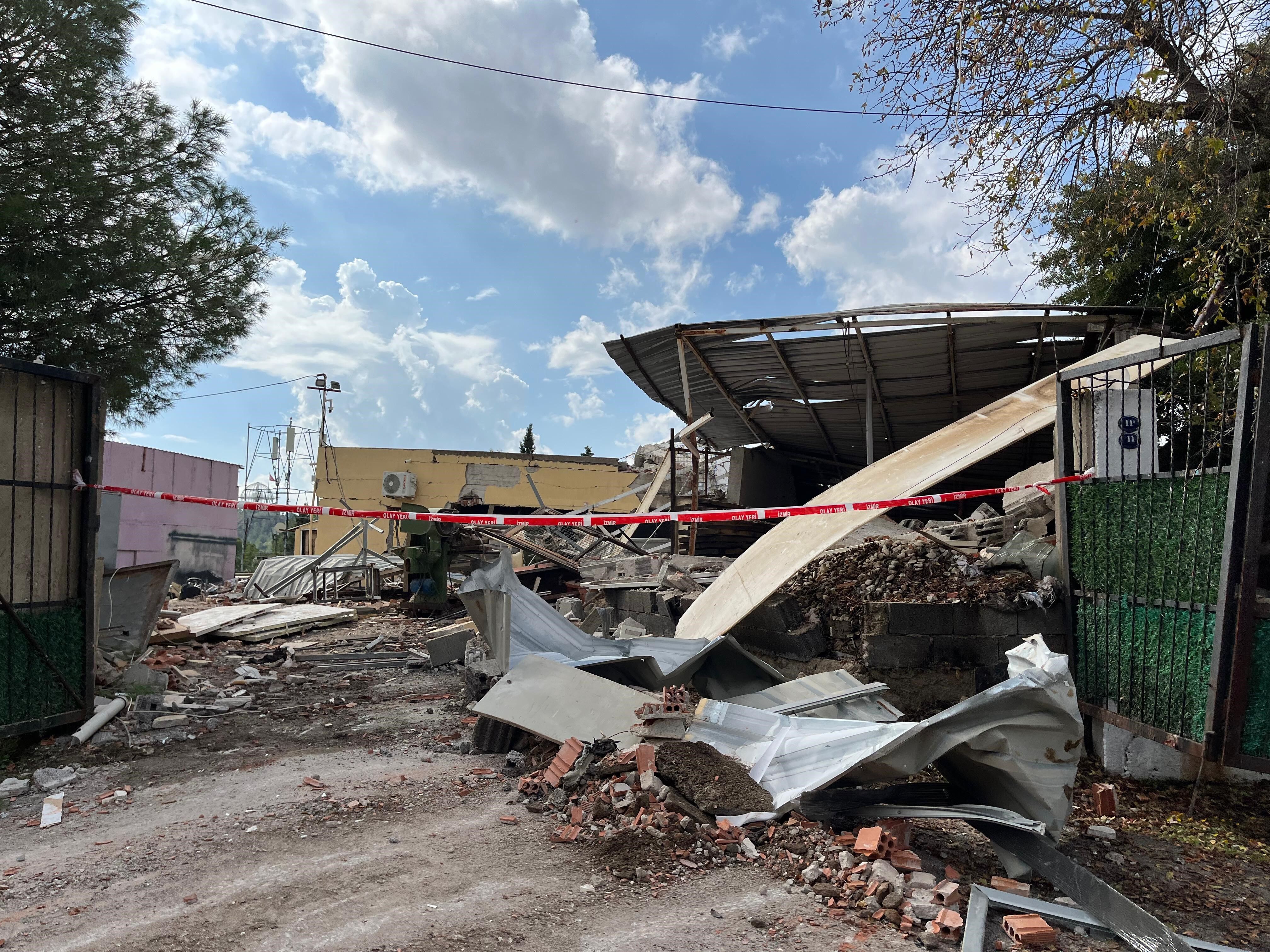 Tüp bomba gibi patladı! Ev yıkıldı: 1'i ağır 2 yaralı