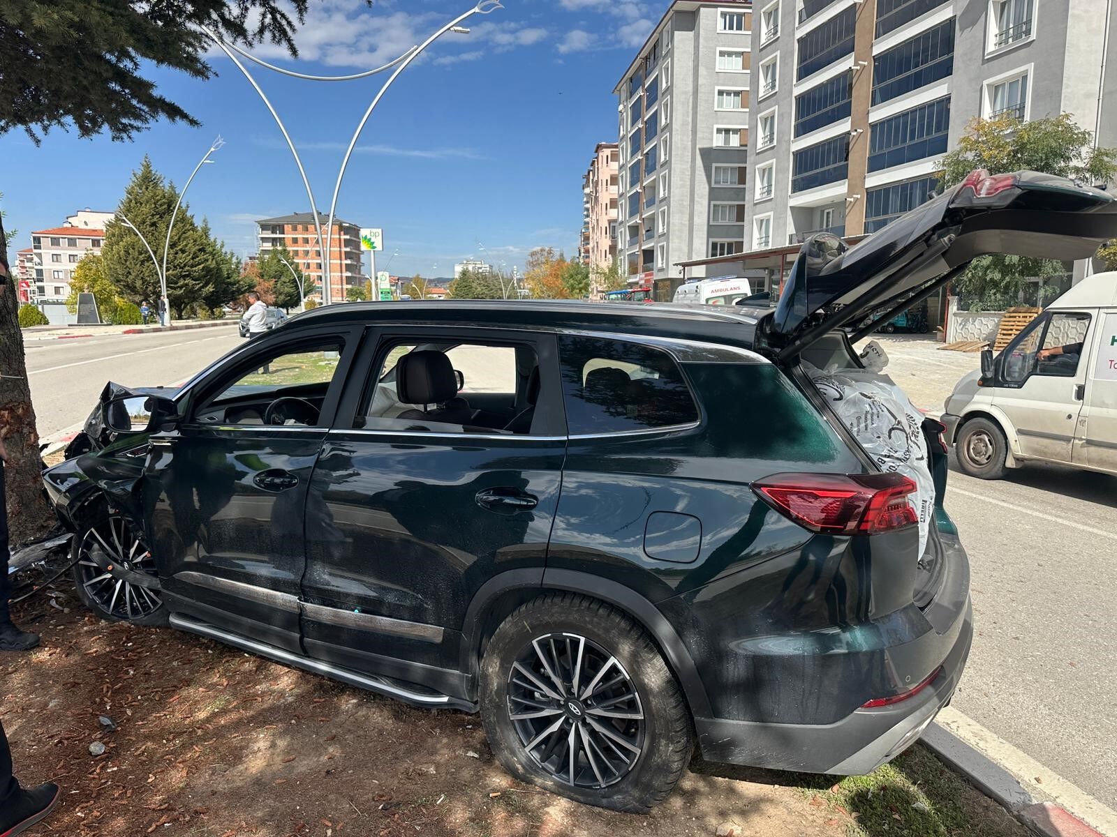 Direksiyon hakimiyetini kaybeden sürücü ağaca çarptı: 2 yaralı