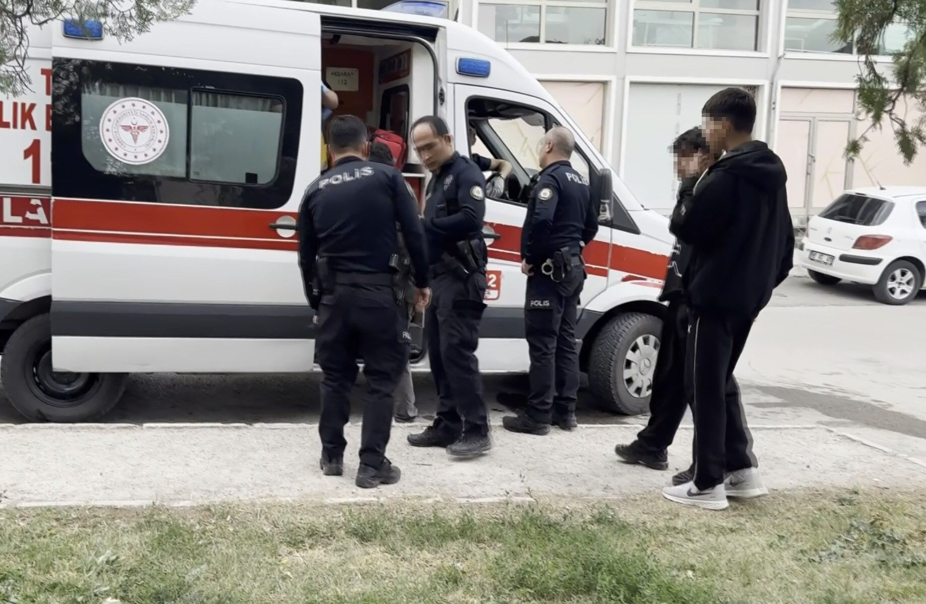 Okuldan çıkan çocuk dehşet saçtı! Yaşıtlarını bıçaklayıp hastanelik etti