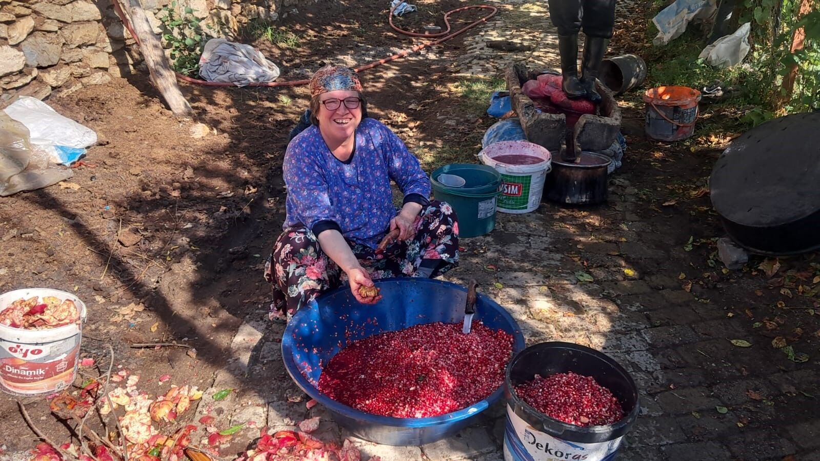 Aydın’da nar ekşisi geleneksel yöntemlerle yapılıyor