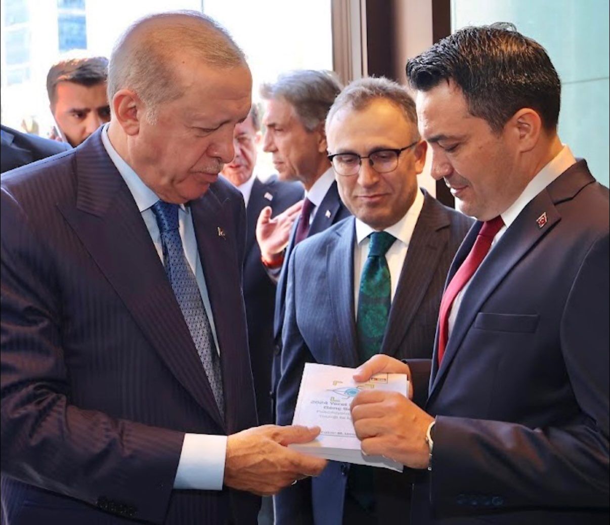 Ak Parti Mkyk Uyesi Tuncer Cumhurbaskani Erdogan Ile Bir Araya Geldi Kitabini Takdim Etti 607264 B50426Bd0Ca7C71E7339C5C461740A21