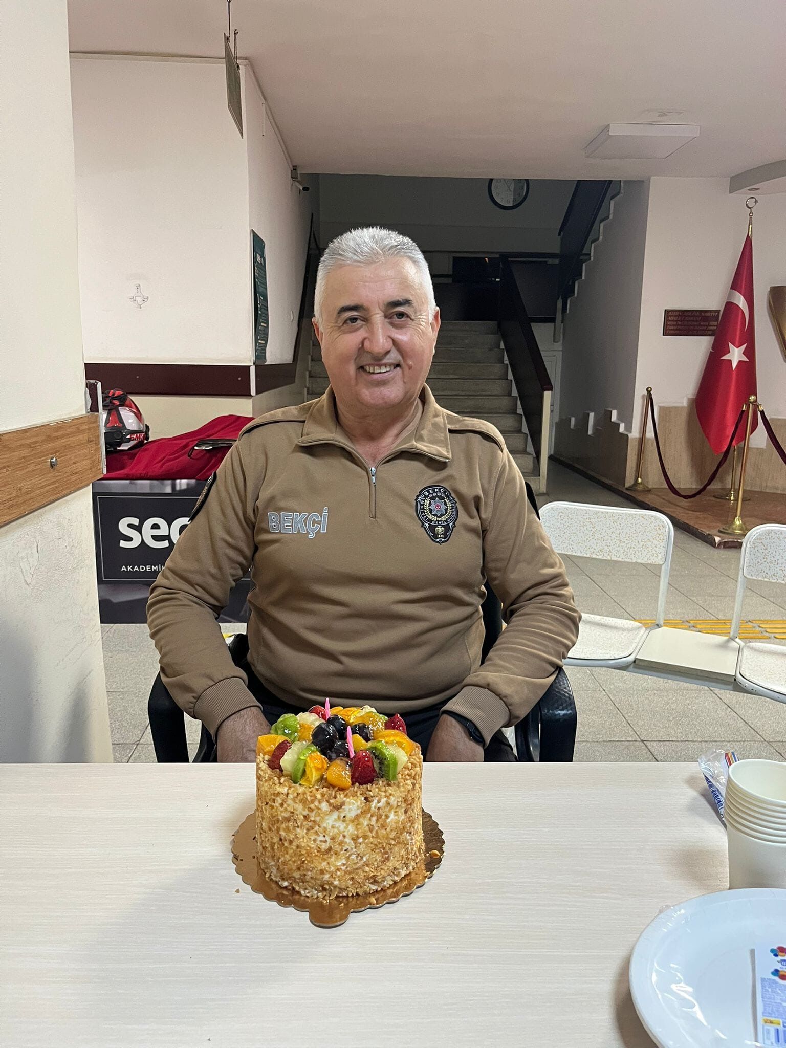 Aydin Adliyesinin Sevilen Bekcisi Emekli Oldu Mesai Arkadaslarindan Veda 608886 E24Baea62Cfcdb774C21D872Cc74D9Be