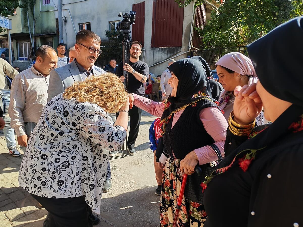 Germencikin Sevilen Kaymakami Vatandasla Ic Ice Genc Ciftin Dugunune Katildi 610490 88D7E1A3E07D362661320B9F1Bee4096