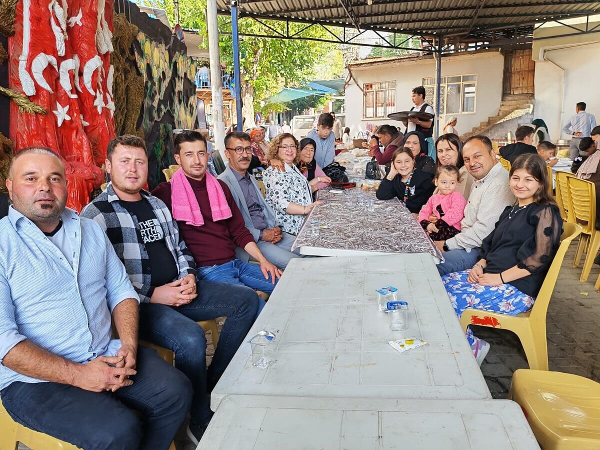 Germencikin Sevilen Kaymakami Vatandasla Ic Ice Genc Ciftin Dugunune Katildi 610490 Fb92B7Ff10Ff9A54A2B14249Ef184797