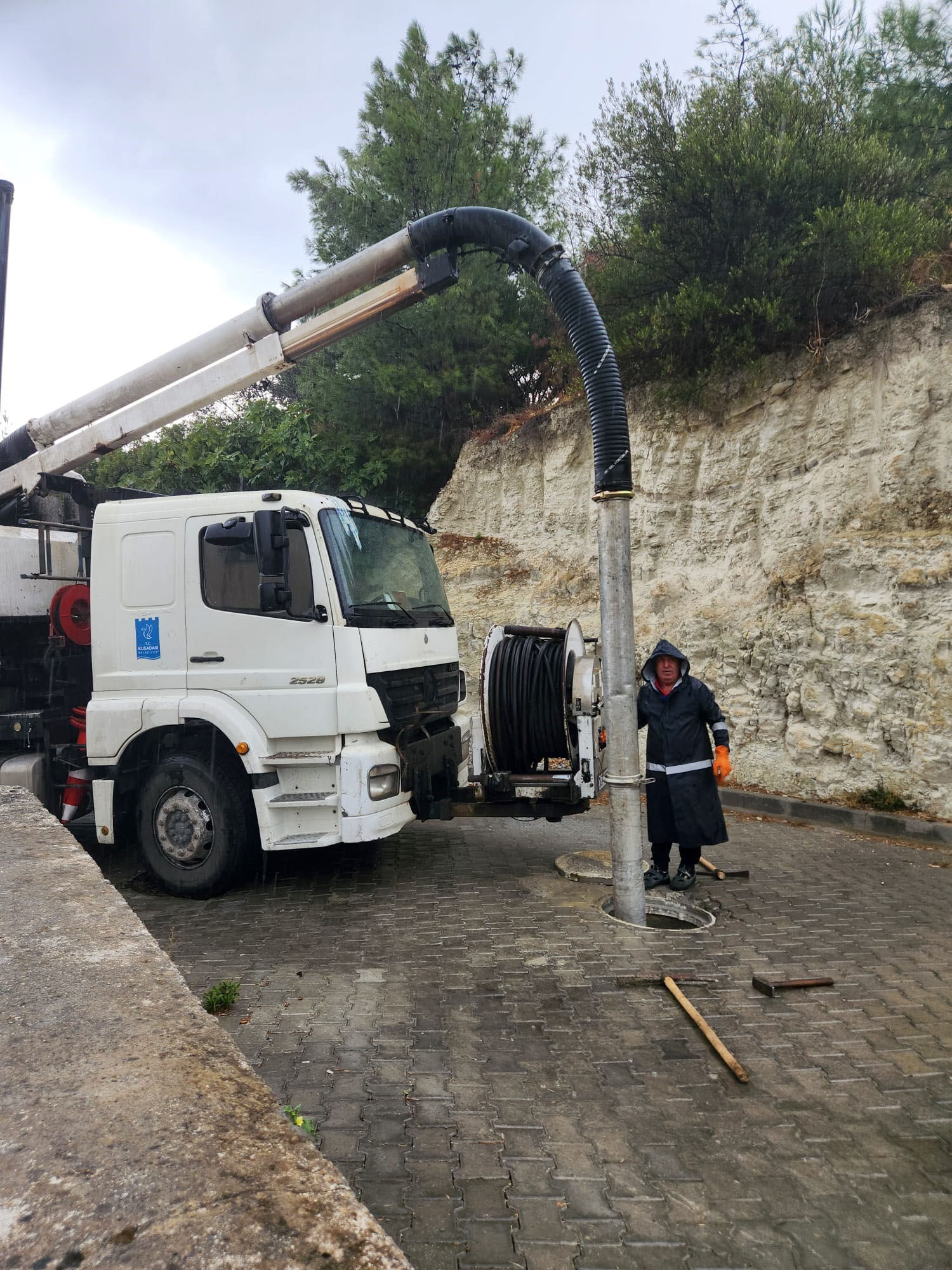Kuşadası Belediyesi’nde sağanak seferberliği