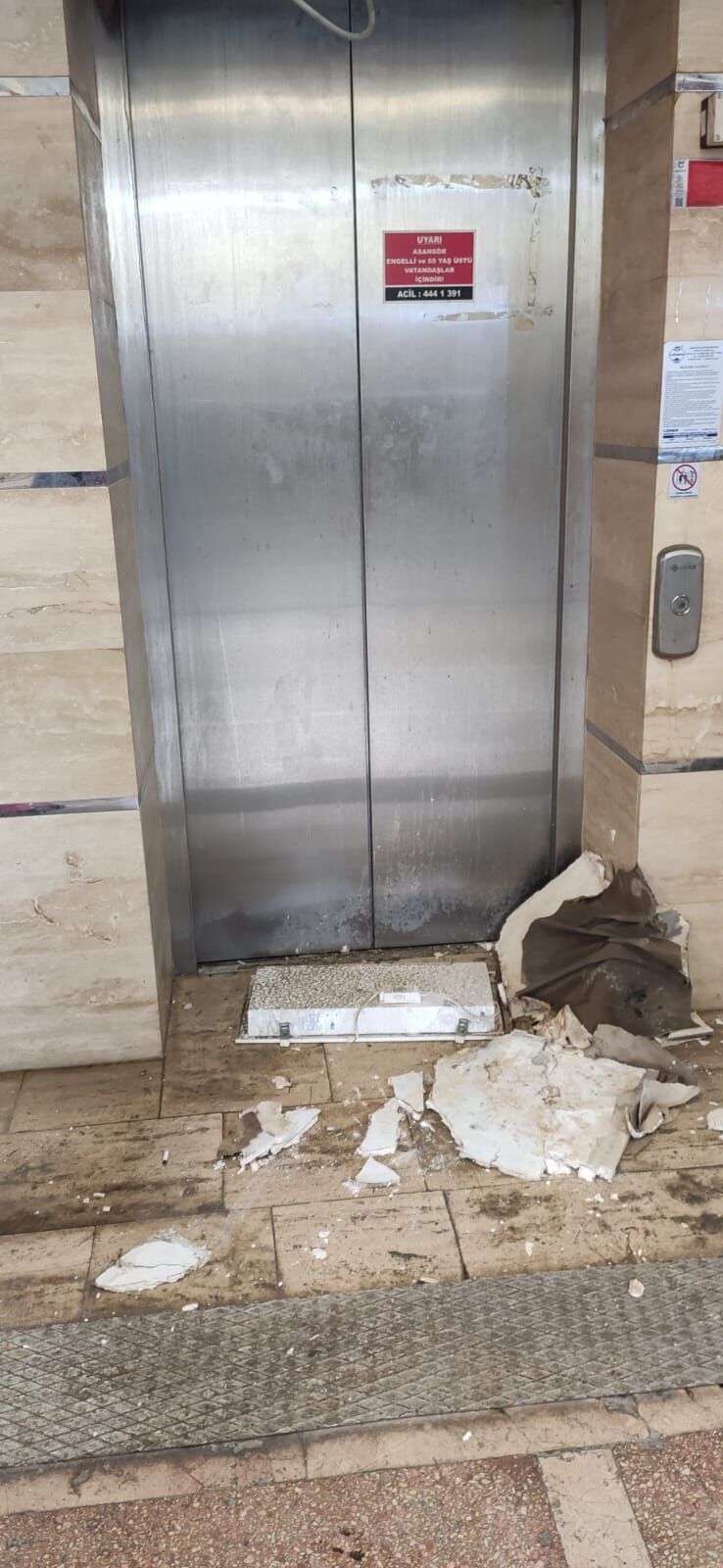 Nazilli’deki alt geçitte korkutan olay! Asansörün çatısı çöktü