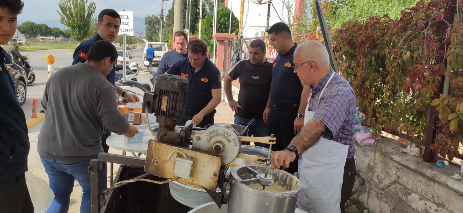 Nazillili Itfaiyecilerinden Geleneksel Lokma Hayri Onur Erkin 610882 9F9697E7D1F9Bff3A768E6D3Cb6B2421