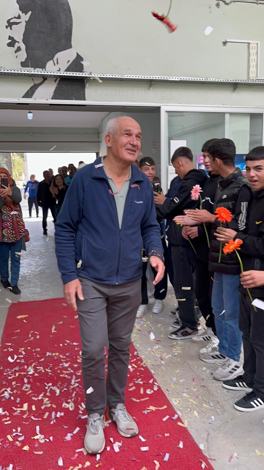 Nazillinin Sevilen Ogretmenine Veda 43 Yil Sonra Emekli Oldu 607030 D691B1164B2C57Da764D2Dd06B06Ffb9