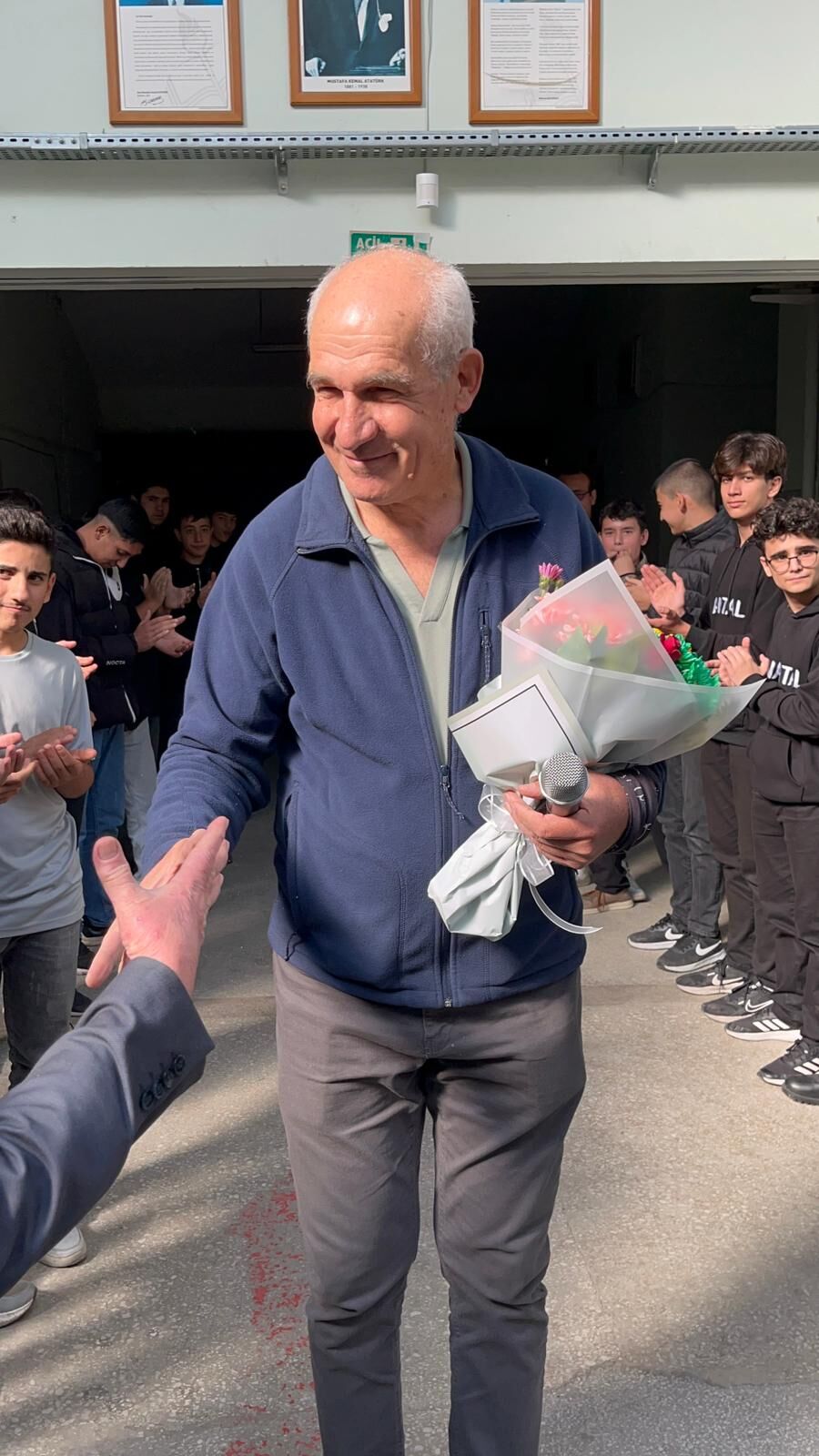 Nazillinin Sevilen Ogretmenine Veda 43 Yil Sonra Emekli Oldu 607030 D9A4Bee8Eea5610Ab66D42Ccce106937