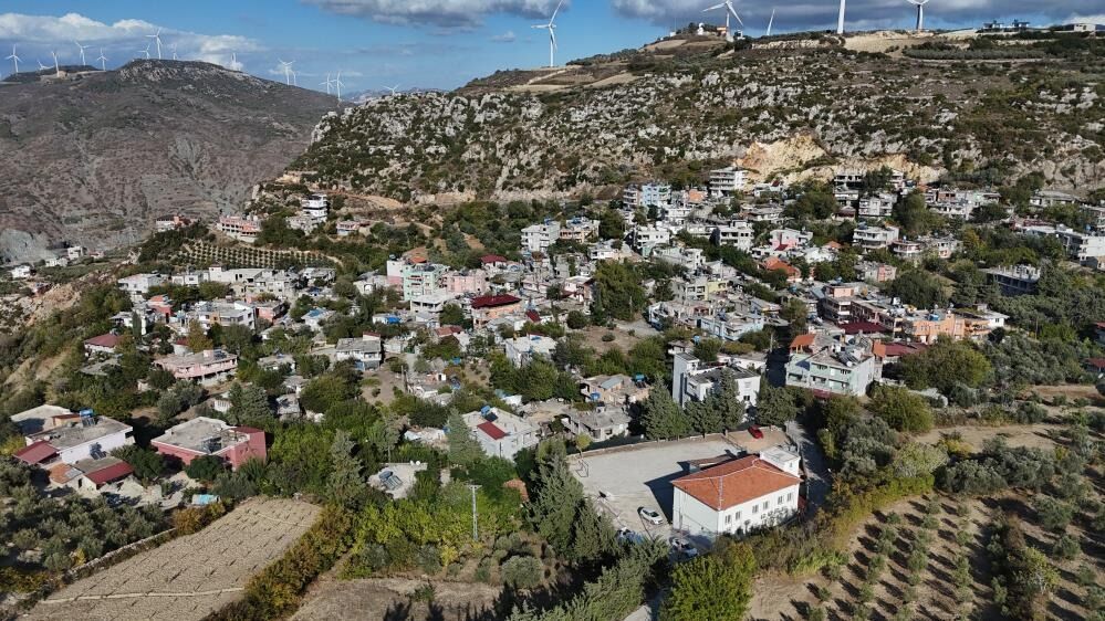 Mezarlıkta inanılmaz görüntü! Bakanlar neye uğradığını şaşırıyor