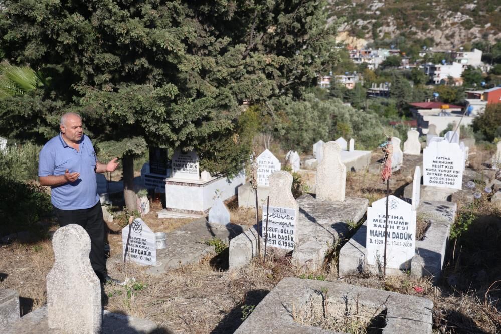 Mezarlıkta inanılmaz görüntü! Bakanlar neye uğradığını şaşırıyor