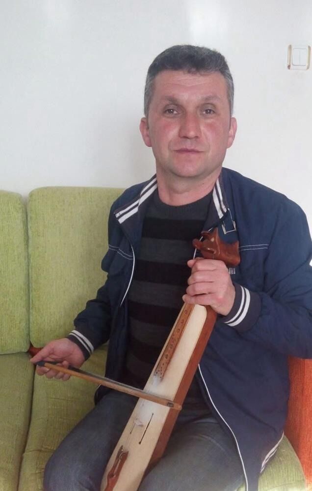 Şarkı söylerken kalp krizi geçirdi! Sevilen sanatçı sahnede yere yığılıp can verdi