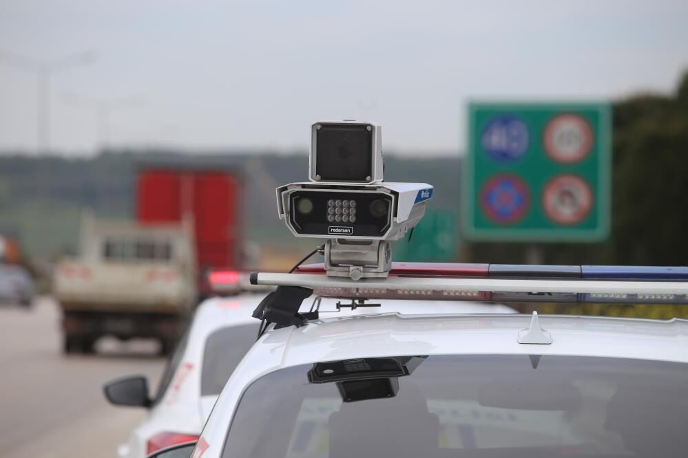 Trafik cezalarında yeni dönem başlıyor: Hız sınırını 1 km aşana ceza geliyor!