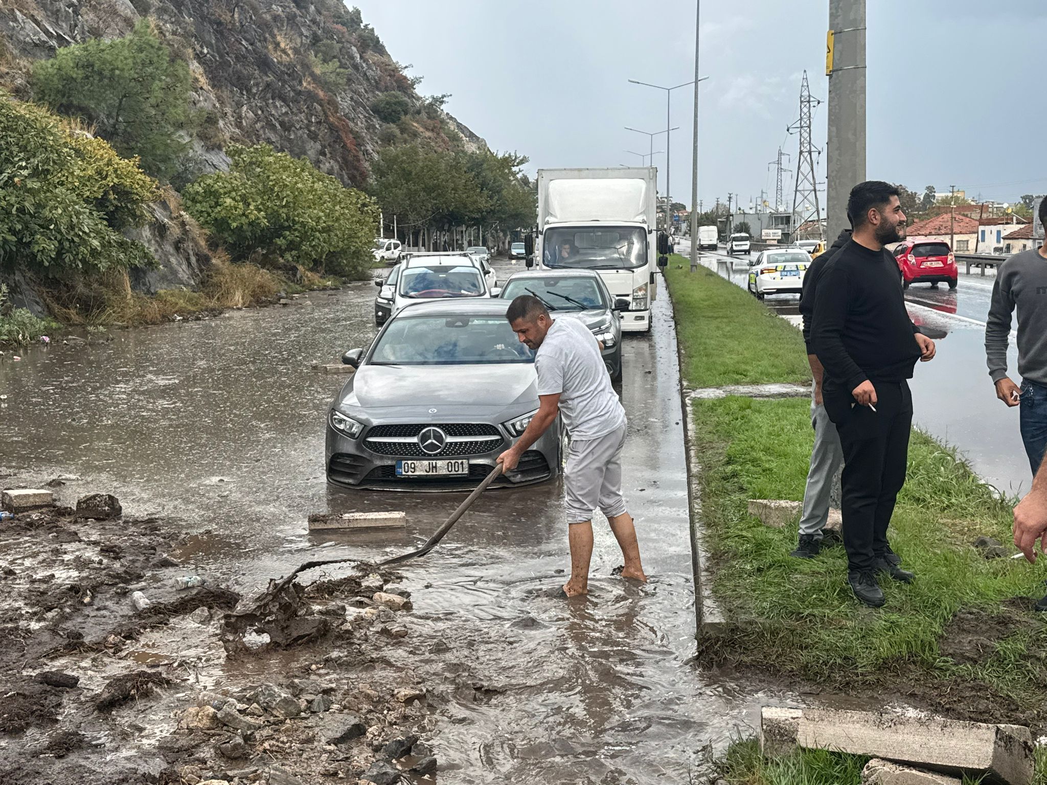 Söke’de yamaç yağışa dayanamadı! Kopan kütle yola düştü