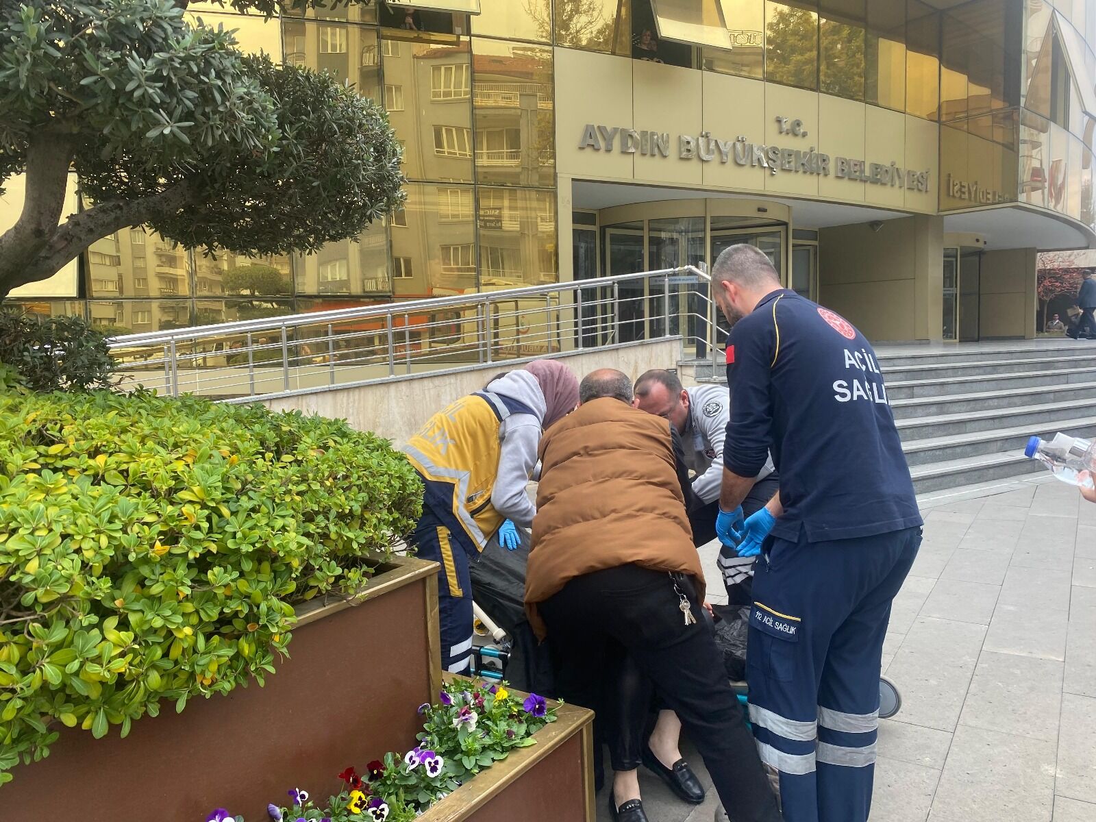 Aydın’da panik anları! Belediye önüne ambulans sevk edildi