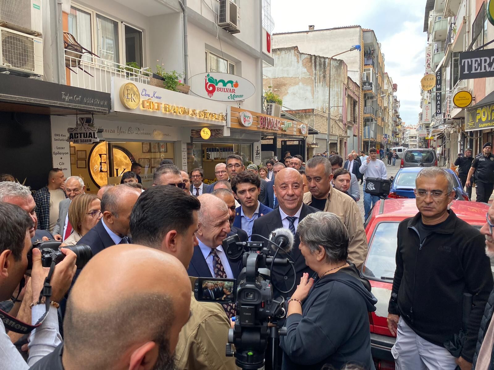 Ümit Özdağ’dan Aydın esnafına ziyaret! Tuğba Kuruyemiş ürünlerini inceledi