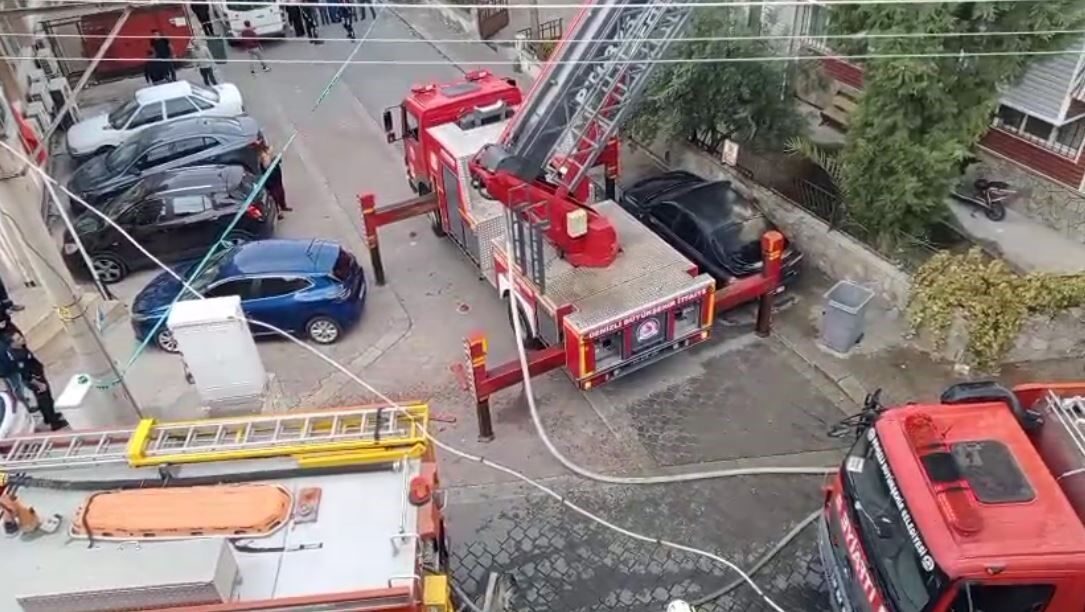 Çatıda başlayan yangın binayı sardı! 5 kişi son anda kurtarıldı