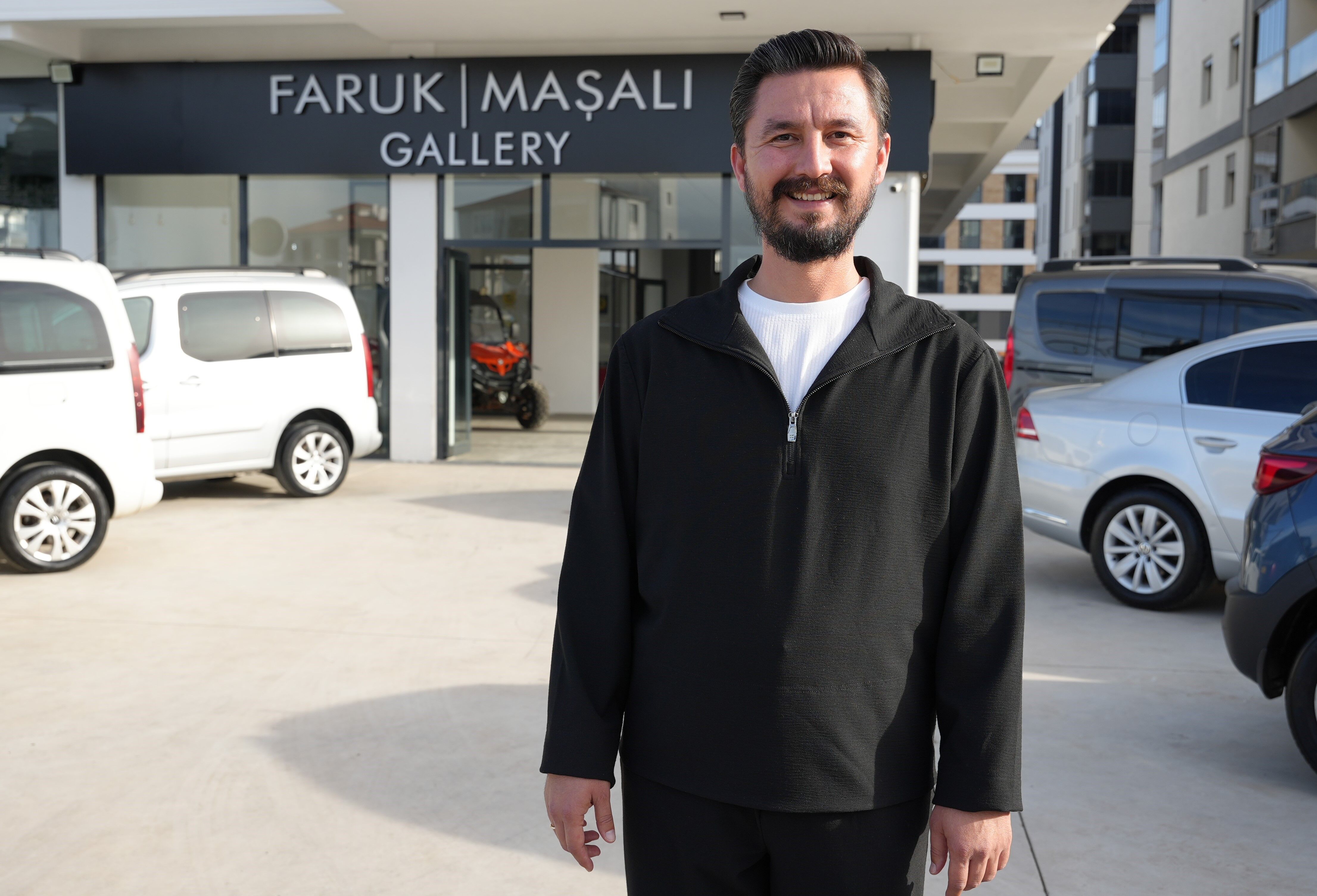 Avukat cübbesi giyen galericiye tepki yağdı