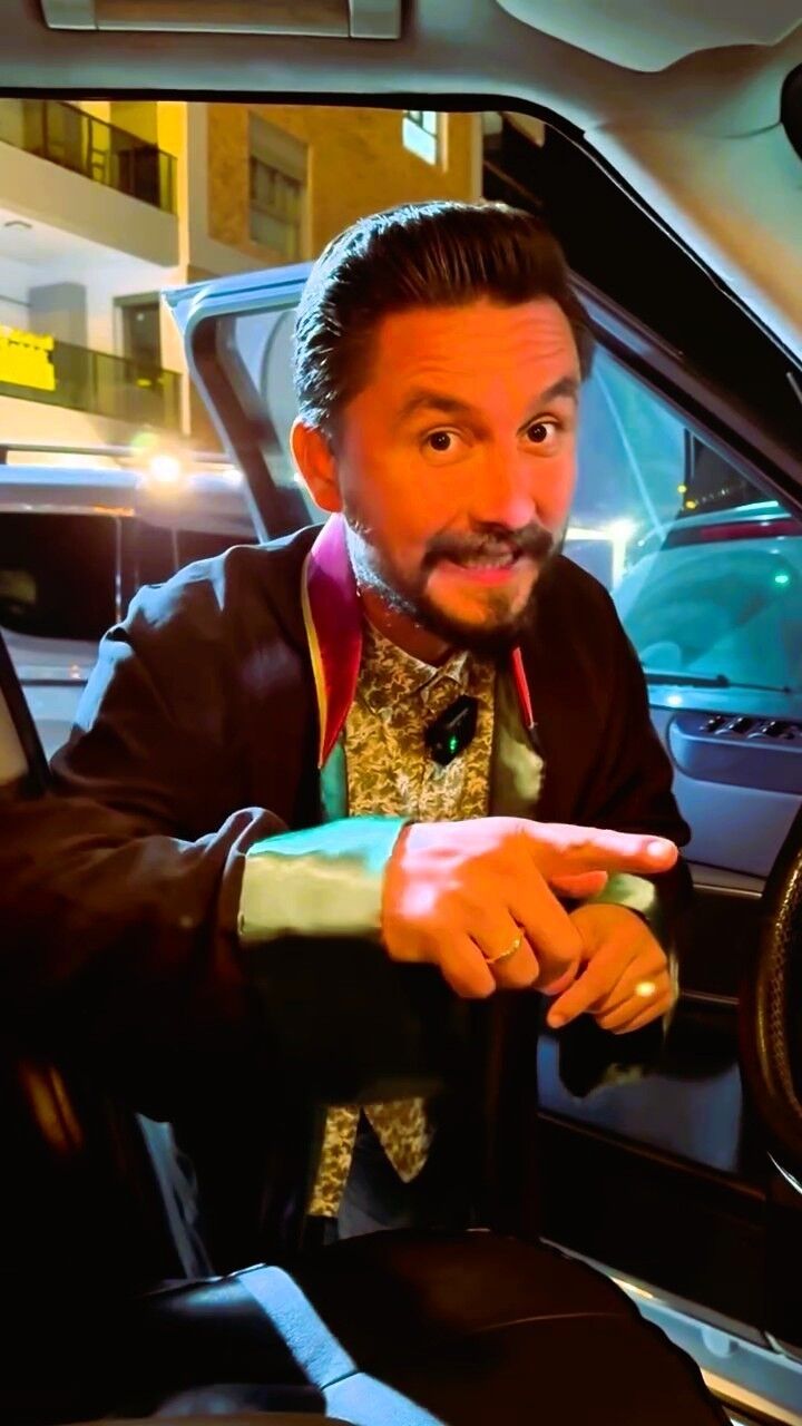 Avukat cübbesi giyen galericiye tepki yağdı