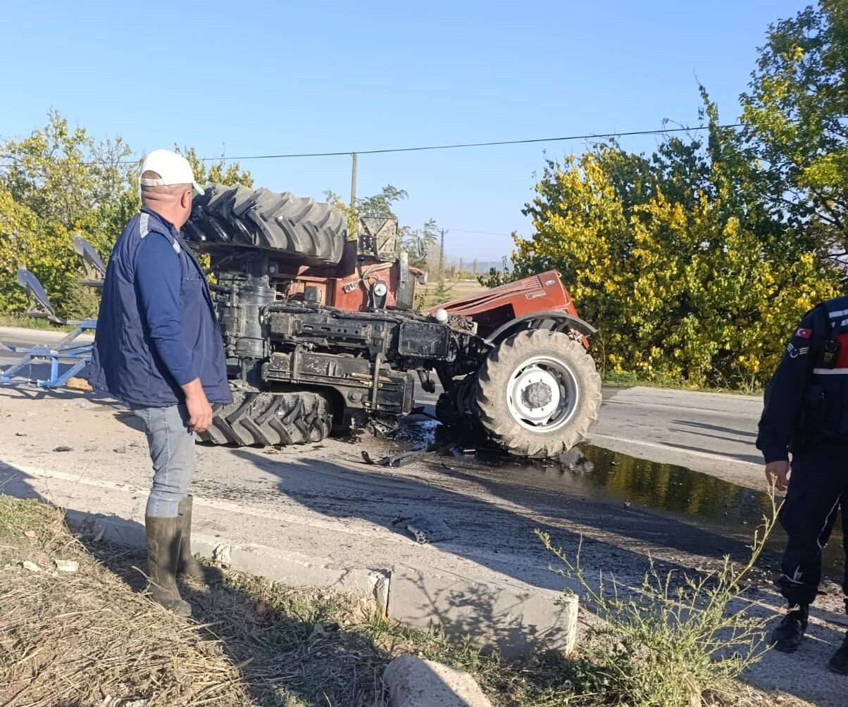 Otomobil ile traktör çarpıştı: Traktör ikiye bölündü