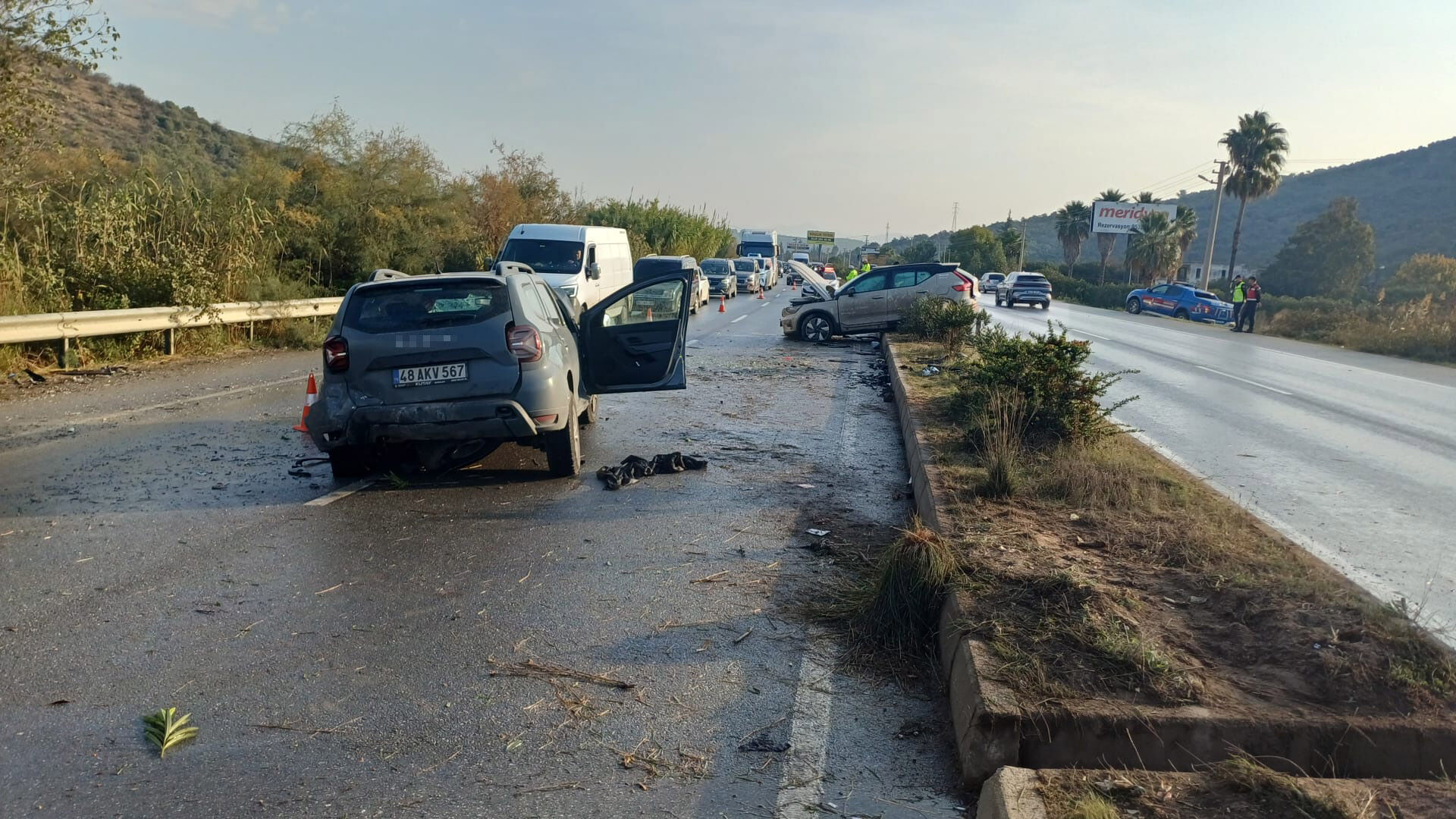 3 araç birbirine girdi! Yol trafiğe kapatıldı