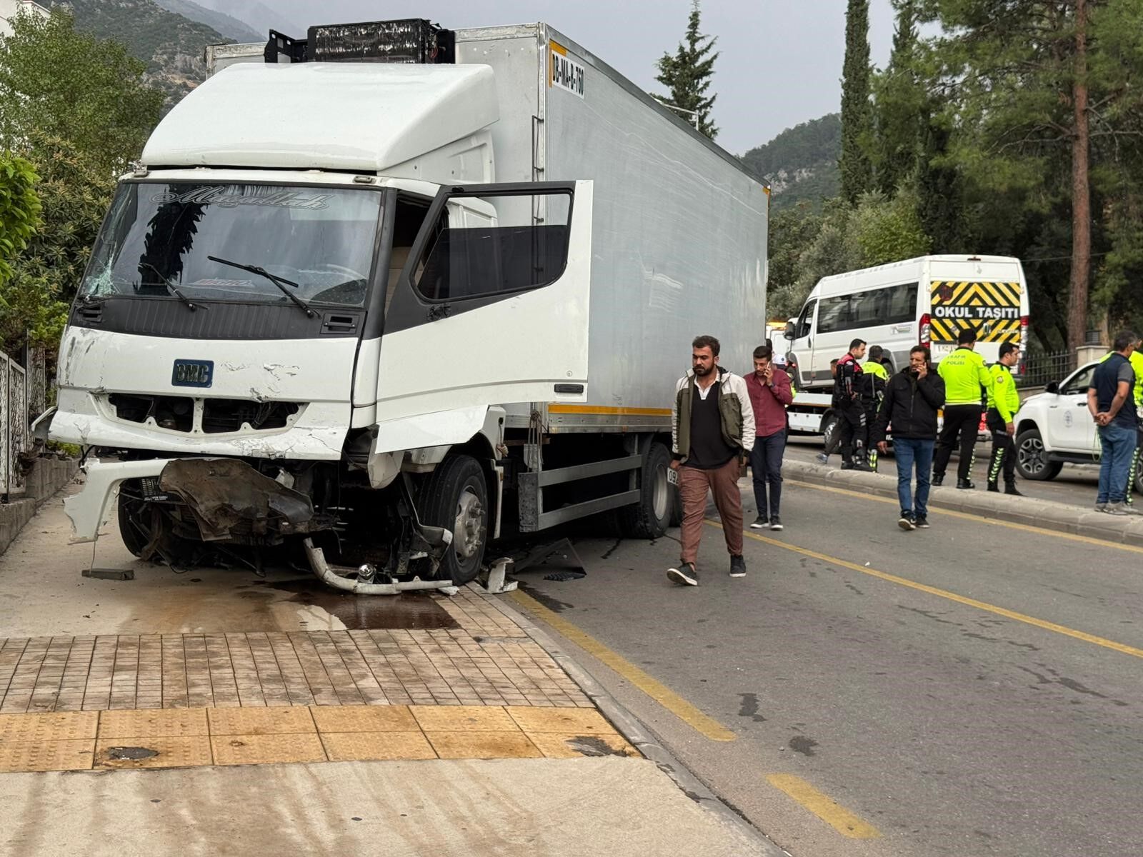 Freni patlayan kamyon öğrenci servisine çarptı!  21 öğrenci, 1 öğretmen yaralandı