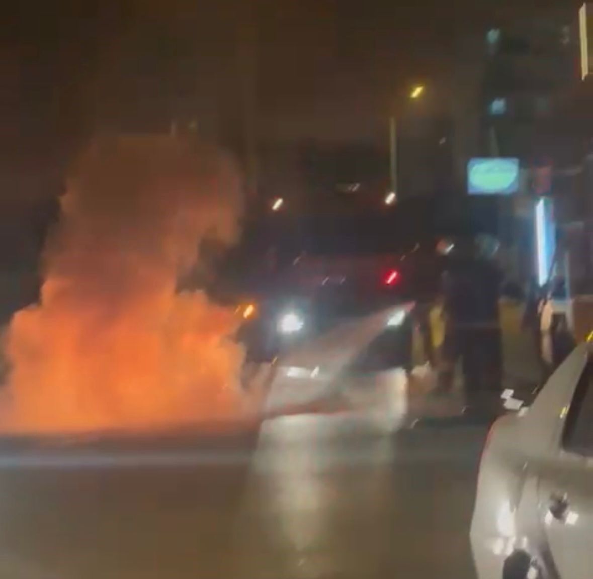  Motosikletini ateşe verip yanmasını izledi