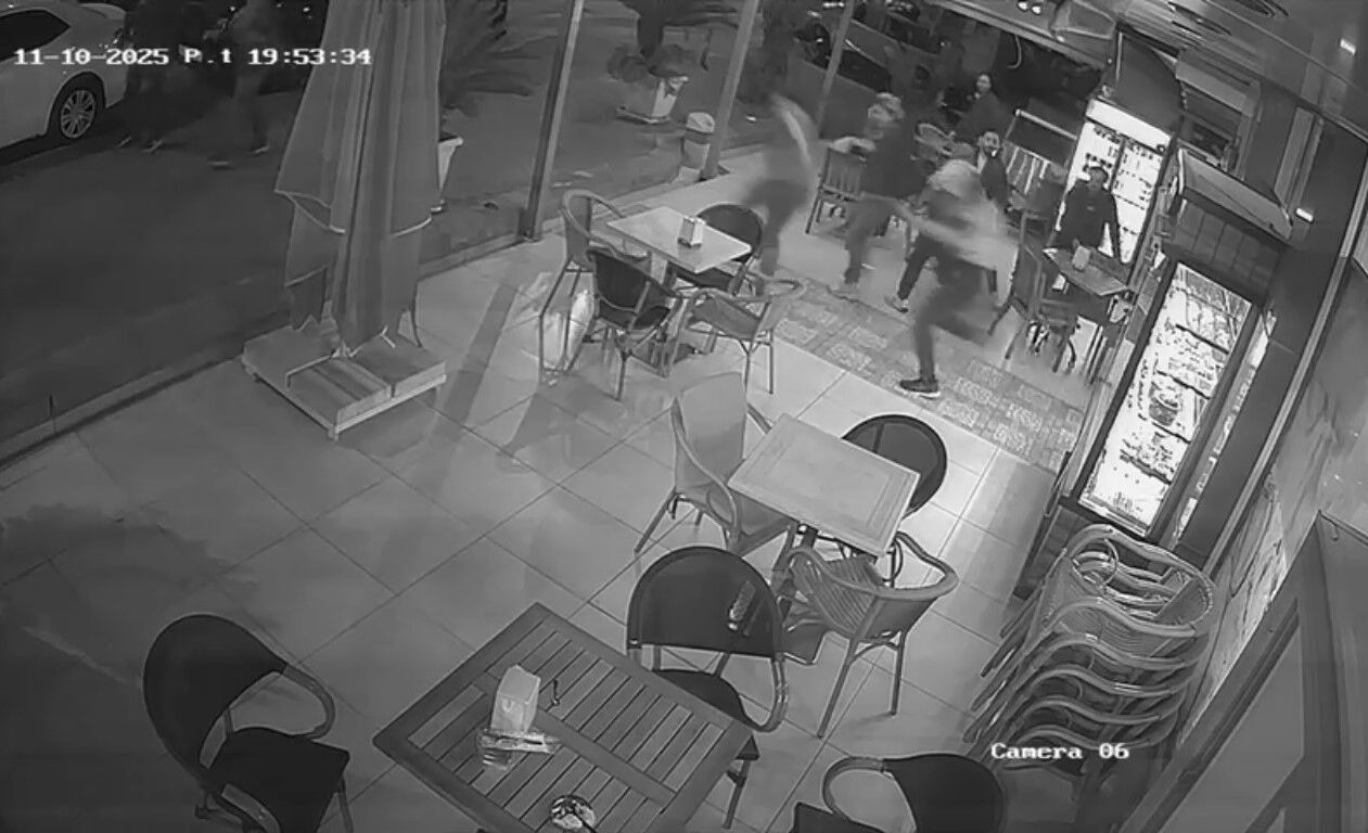 Alkollü kişi bıçakla pastaneye girdi: Müşteriler canlarını zor kurtardı!