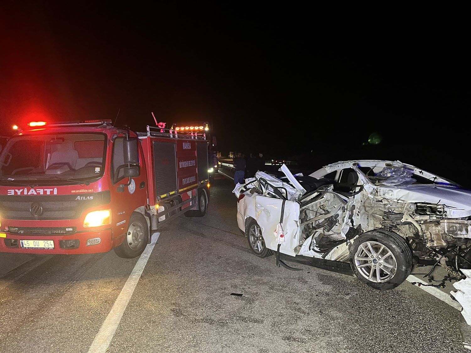 Direksiyon hakimiyetini kaybeden sürücü kamyonete çarptı: 1 ölü, 2 yaralı