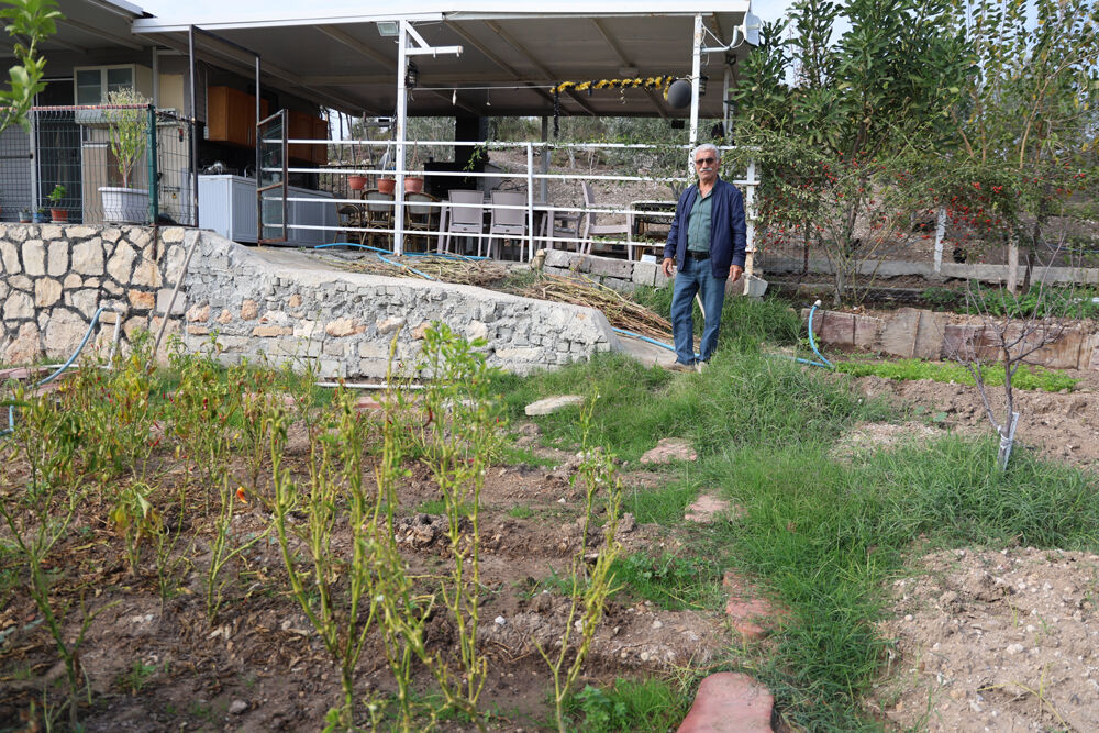 Çorum’dan Didim’e gelen Arslan keçi ve tavuklarla hayatını canlandırdı