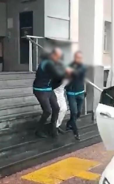 Eşini sokak ortasında bıçaklayıp öldürdü