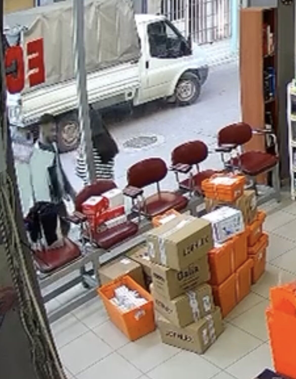 Eczacı kadına güpegündüz iğrenç saldırı