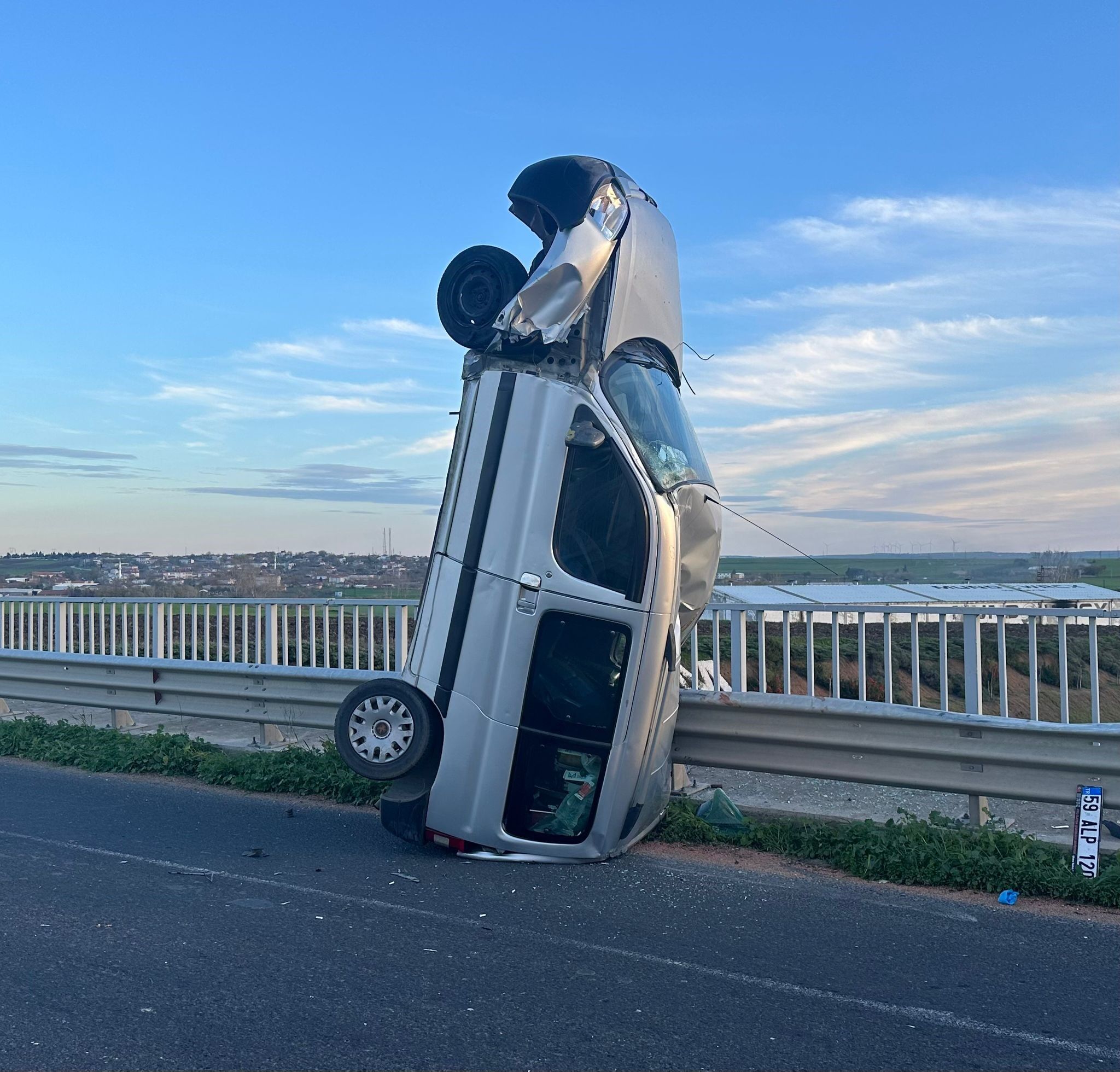 Kara yolunda şaha kalkan araç şaşkına çevirdi