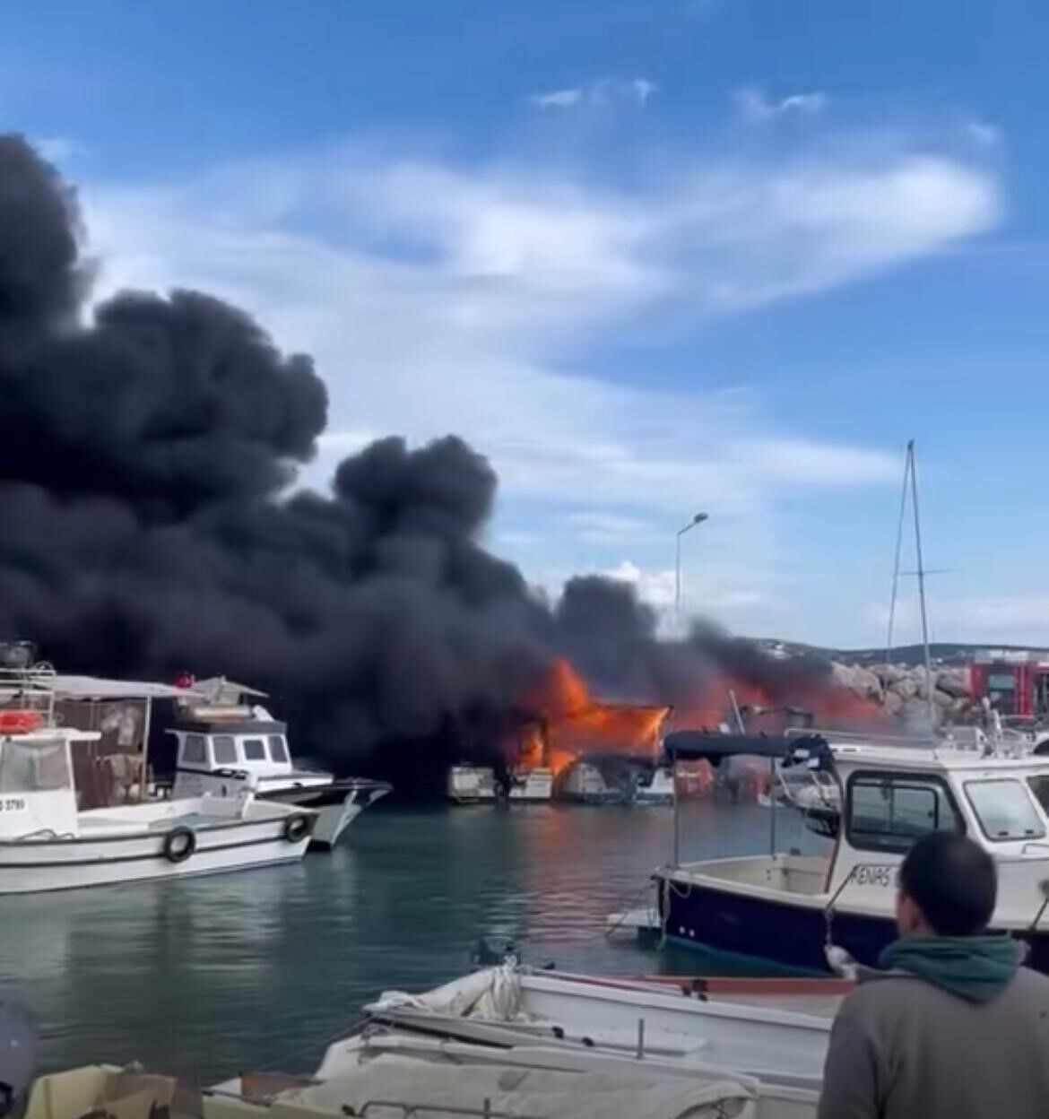 Teknede çıkan yangın diğer tekneleri de sarmıştı: 7 tekne küle döndü