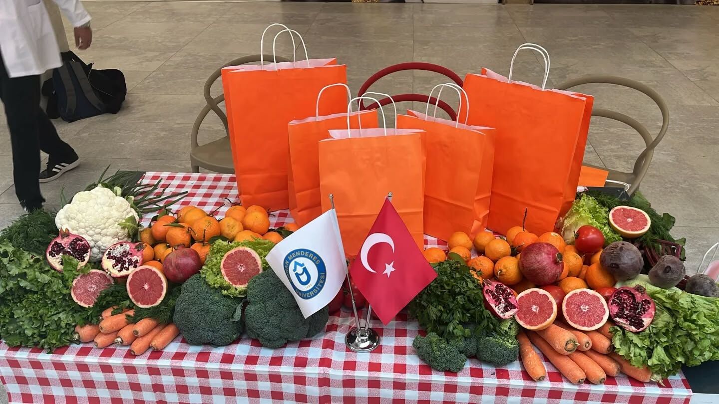 Adu Tip Fakultesi Ogrencilerinden Saglikli Beslenme Etkinligi Kampusun Belli Noktalarinda Stant Actilar Bugun Ne Yediniz 617446 0Fe28C8Fa8D19B001164520B558B6Eae-1