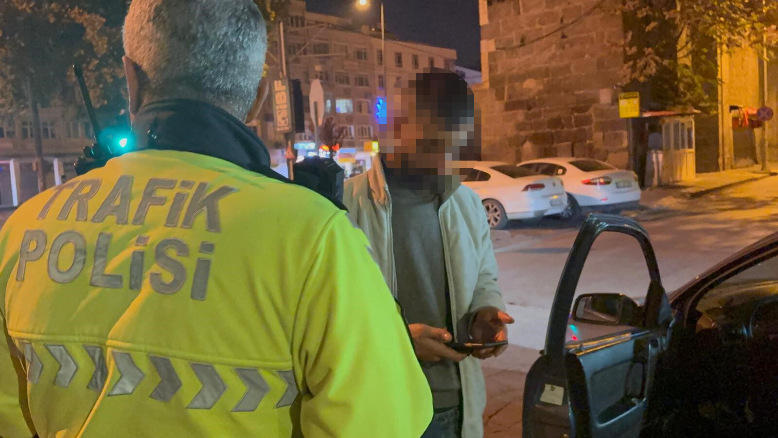 Kimlik isteyen polislere olmayacak şeyi teklif etti! 46 bin lira para cezası yedi