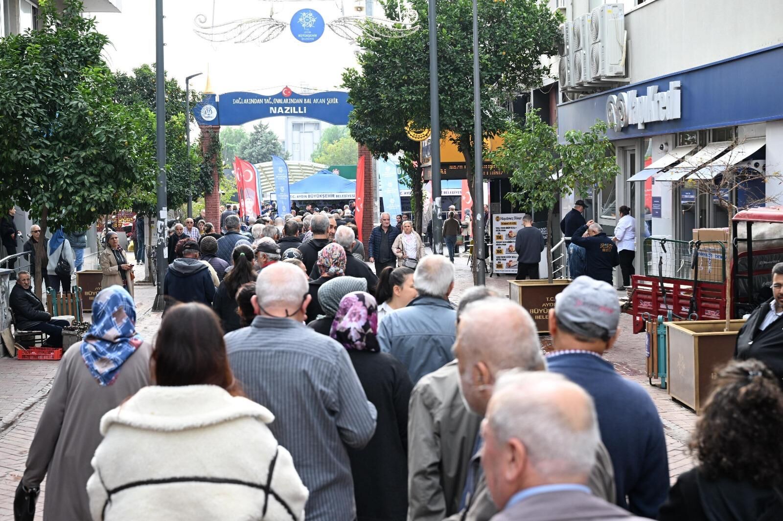 Aydın Büyükşehir Belediyesi binlerce fideyi Nazilli’de vatandaşlara dağıttı