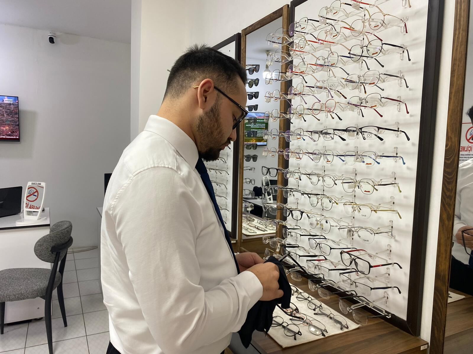Aydın’da 23 yaşındaki genç optisyenden vatandaşalar uyarı