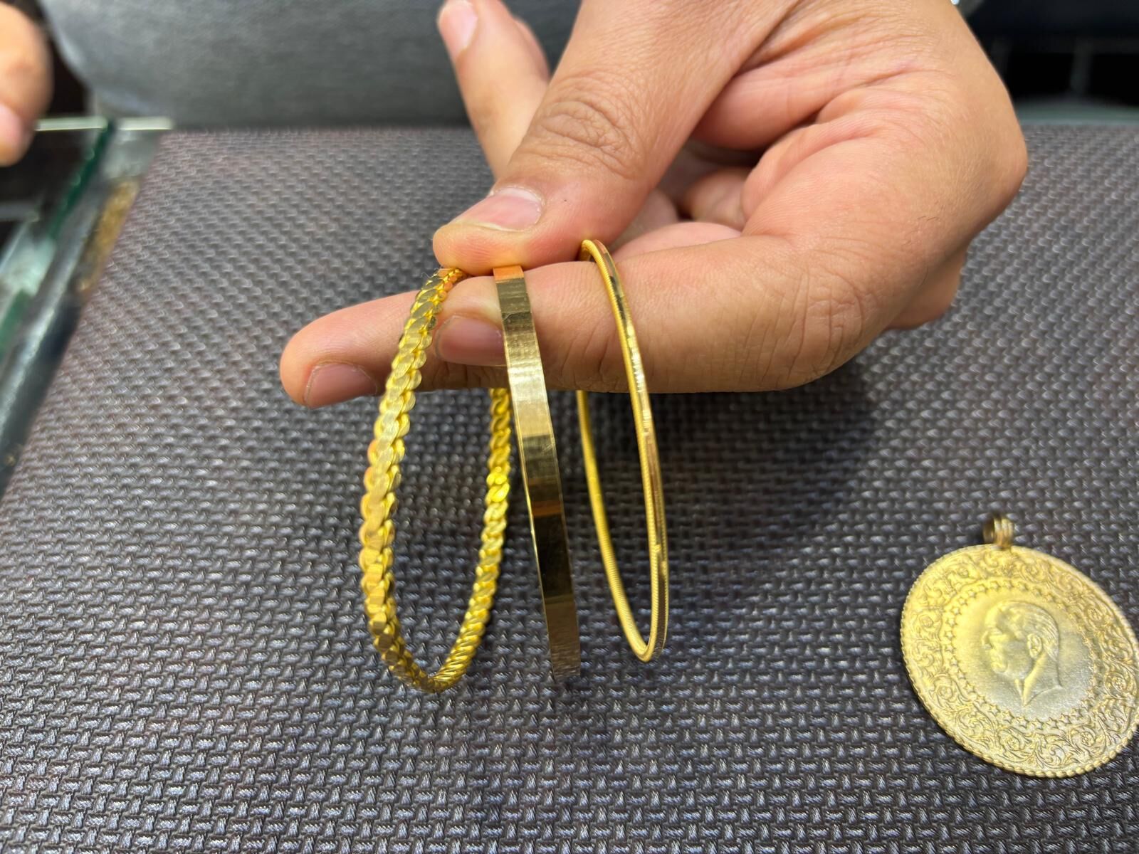 Başkan Gezer kuyumcuları denetliyor: “Aydınlıların alışveriş yapabilmesi için kontrol ediyoruz”