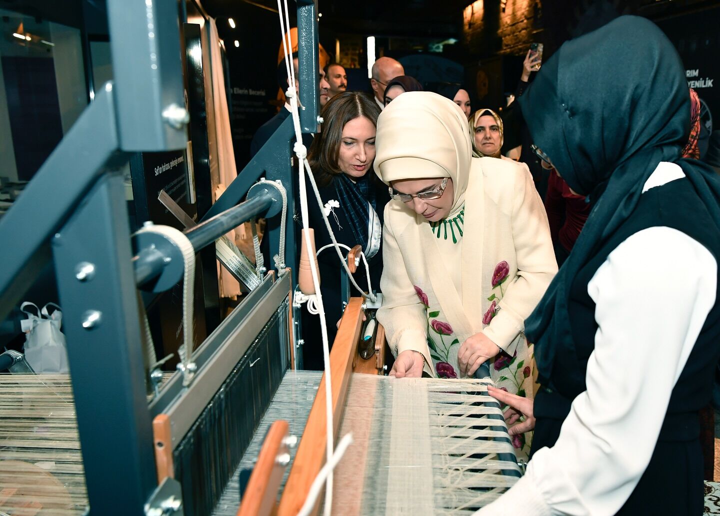 Aydinli Girisimci Acilisini Emine Erdoganin Yaptigi Defilede Boy Gosterdi Sokeli Model Zeynep Ece Sari Sof Koleksiyonu Defilesinde Azra Akin Ile Yurudu Betul 615448 320460F87A0B9A254Ffd485D7B401Cf0