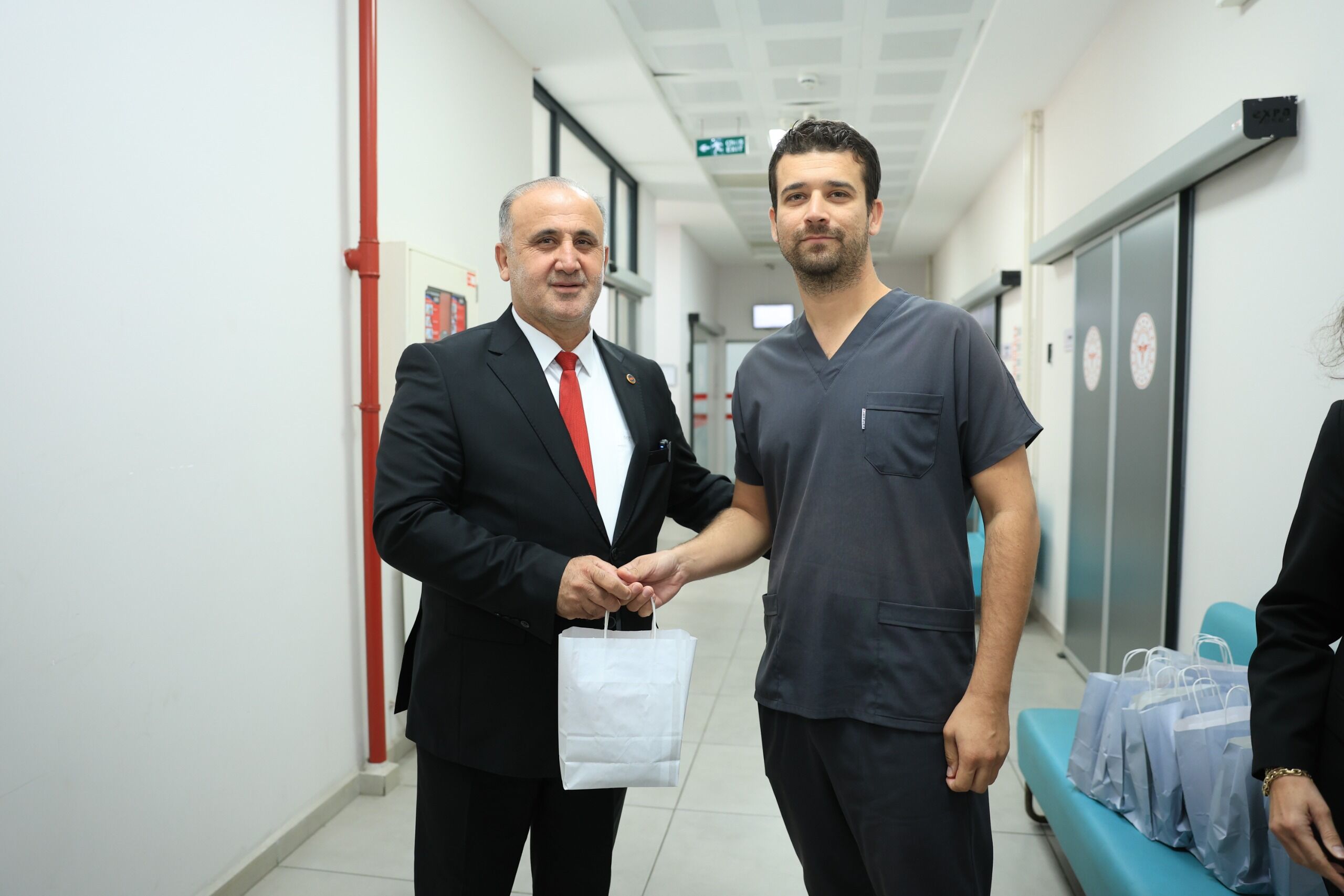 Baskan Kayadan Dis Hekimlerine Anlamli Ziyaret Incirliovada Dis Hekimleri Unutulmadi 615800 C291D32E040B19Ce3C6E9510Dbfefc3A