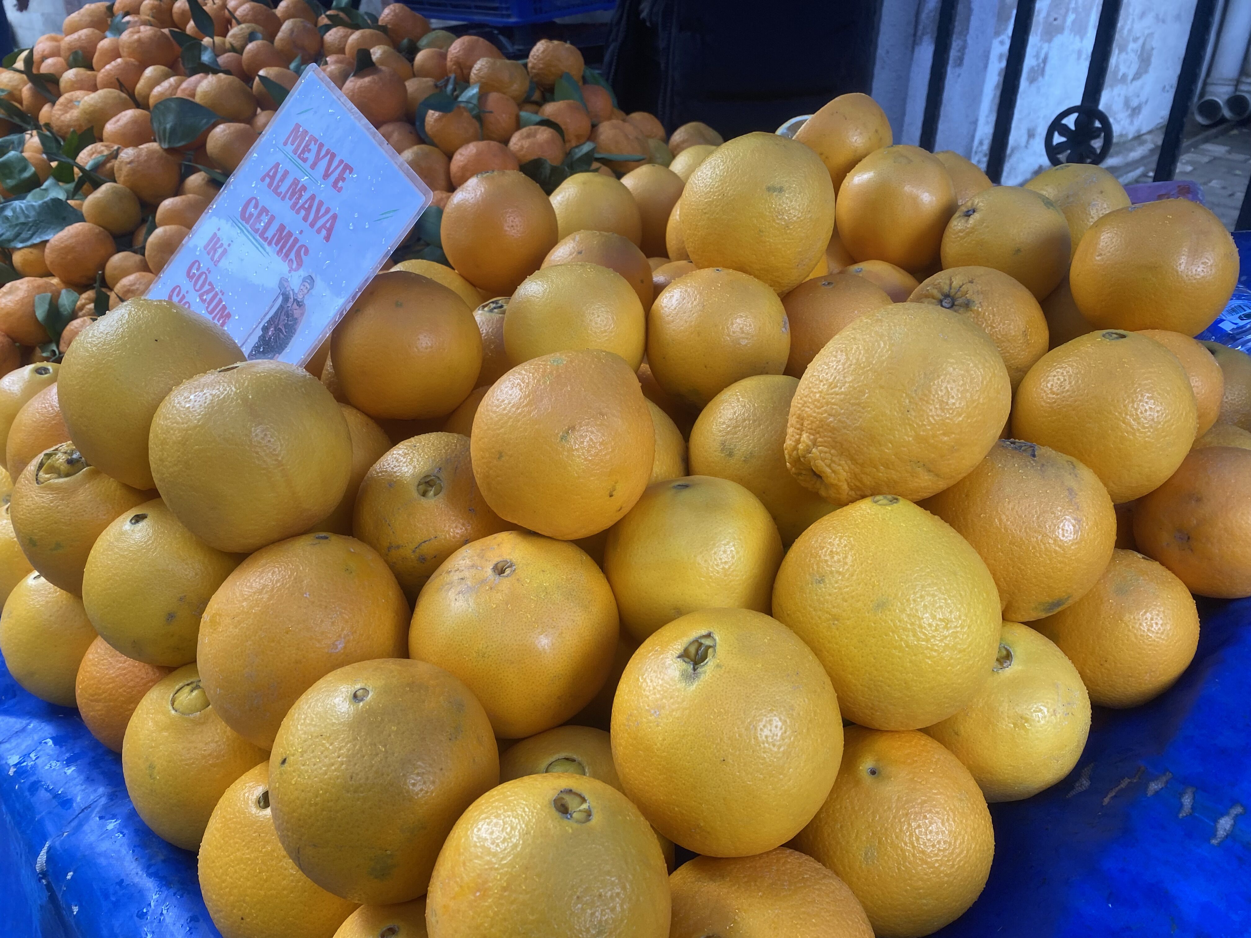 Efeler’deki semt pazarında mandalina ve portakal fiyatları düştü